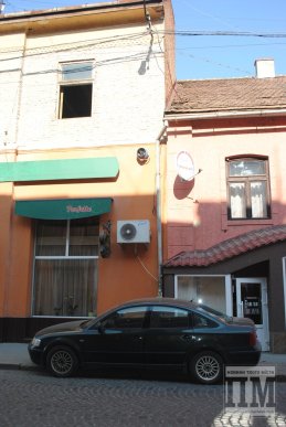 У центрі Мукачева цеглина розтрощила заднє скло легковика (ФОТО) – 04