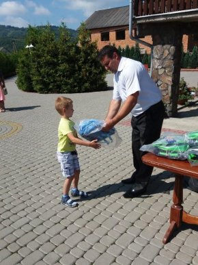 Першокласникам подарували рюкзаки зі шкільним приладдям – 09