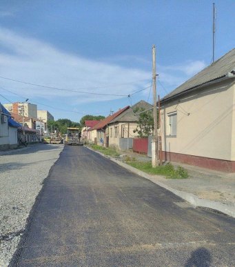 У Мукачеві нарешті асфальтують багатостраждальну вулицю – 02