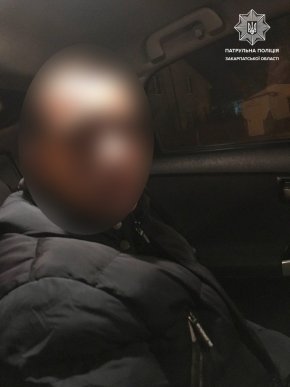 В Ужгороді в барі готелю пограбували двох відпочивальників – 02