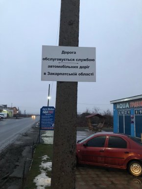 Жах мукачівської дороги: у вантажівки через вибоїну відірвало колесо – 07 Жах мукачівської дороги: у вантажівки через вибоїну відірвало колесо – 07