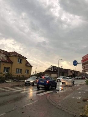 Страхіття у Чехії: торнадо руйнував будинки, сотні людей постраждали – 08 Страхіття у Чехії: торнадо руйнував будинки, сотні людей постраждали – 08