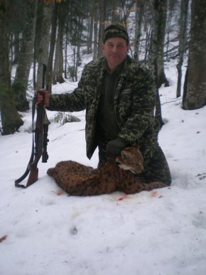 Поліція відкрила кримінальну справу на лісничого, чиє фото з вбитими тваринами знайшли в соцмережі – 02