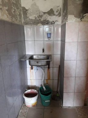 Повна антисанітарія: як виглядає громадський платний туалет у центрі Ужгорода – 02