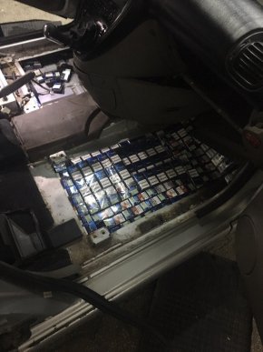 Двоє чоловіків намагалися перевезти контрабанду. Обоє залишилися без автівок – 06