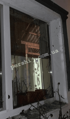 На подвір’я підприємця кинули гранати: з’явились фото з місця події – 02