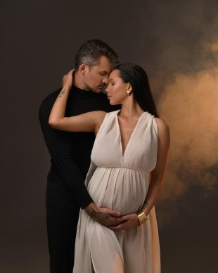 «Щось магічне»: Євген Кот та його вагітна дружина показали кадри чуттєвої фотосесії – 03