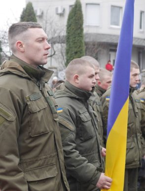 На площі Віталія Постолакі в Ужгороді до Дня пам’яті Небесної Сотні встановили і освятили хрест – 28