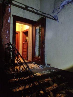 Вночі обстріляли з гранатомета будинок матері відомого закарпатського політика – 01