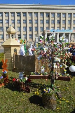 На головній площі Закарпаття розквітли писанками великодні дерева – 04