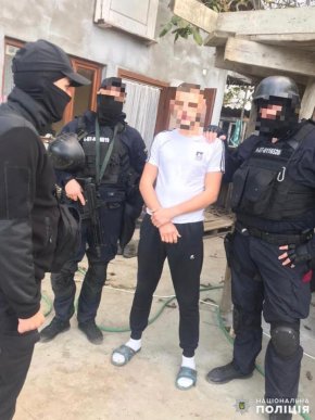 Обшуки у закарпатському селі: правоохоронці навідались до очільника злочинної банди – 03