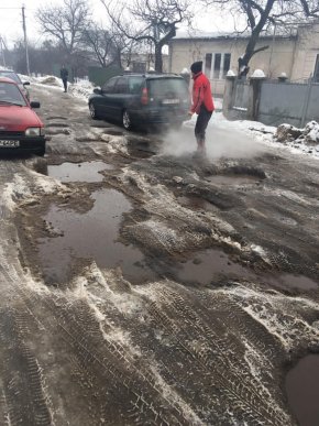 На Закарпатті після суспільного розголосу голова села пішов засипати ями на дорозі – 06