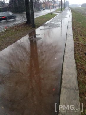 Окремі вулиці, тротуари та частина набережної Мукачева – у воді. Люди не приховують обурення – 04 Окремі вулиці, тротуари та частина набережної Мукачева – у воді. Люди не приховують обурення – 04