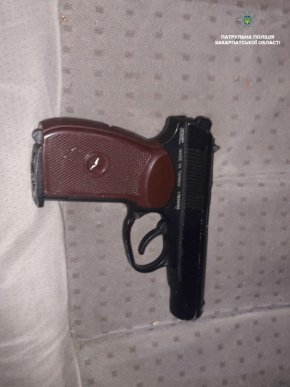 Вночі патрульні зупинили підозрілих чоловіків. У машині знайшли зброю – 02