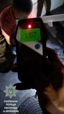 П’яний прикордонник влаштував перегони із поліцейськими, перекинув авто, а сам втік – 03