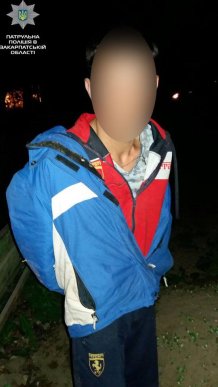 Вночі троє невідомих напали на чоловіка і відібрали сумку з грошима – 01