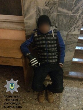 Мукачівські патрульні затримали нетверезого водія, який перевозив нелегалів без жодних документів – 01