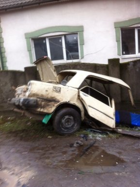 На Тячівщині внаслідок ДТП авто розрізало навпіл – 04 На Тячівщині внаслідок ДТП авто розрізало навпіл – 04