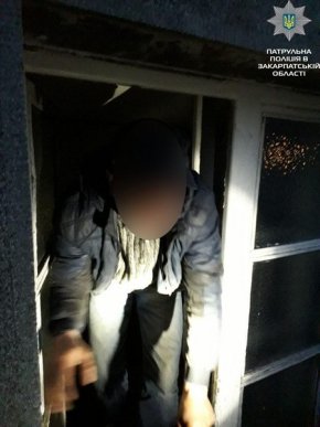 У Мукачеві чоловік проник у поліклініку і намагався скоїти злочин – 03