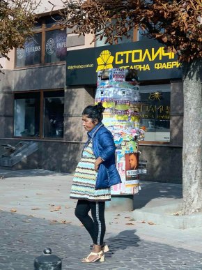 У центрі Мукачева жінки виманюють гроші у людей, – ЗМІ – 02