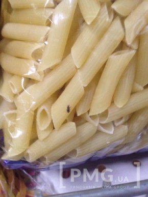 У Мукачеві в супермаркеті продають макарони із жуками – 01