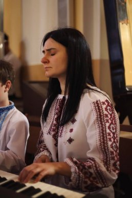 На похорон прийшли сотні людей: Мукачево попрощалося із Романом Жуком – 10