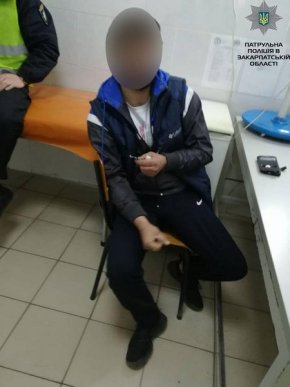 Дивна поведінка чоловіка привернула увагу патрульних – 01