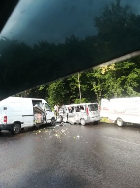 Автотроща на Закарпатті: зіткнулися мікроавтобуси – 05