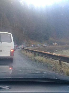 На Рахівщині стався зсув ґрунту. На дорозі утворились затори – 01