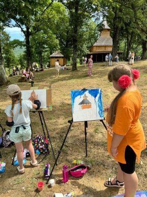 Дерев’яний храм у селі Щасливе малювали на пленері юні художники – 09