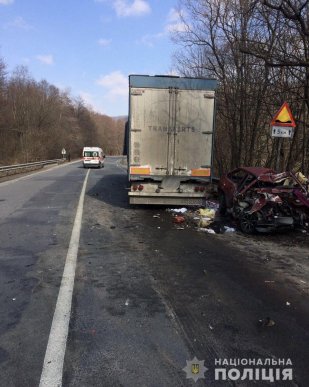 Вантажівка розчавила легковик: опубліковано шокуючі кадри з місця аварії – 03 Вантажівка розчавила легковик: опубліковано шокуючі кадри з місця аварії – 03