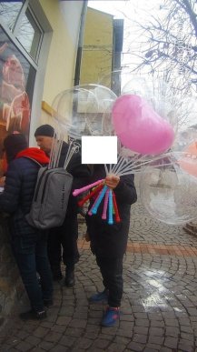 У Мукачеві муніципали склали адмінпротокол на жінку, яка продавала кульки в центрі міста – 01