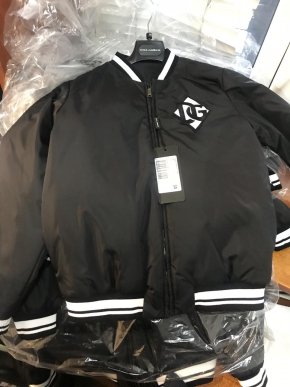 Чоловік намагався незаконно перевезти через кордон брендовий одяг та взуття – 02