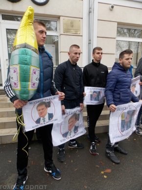 Біля консульства Угорщини в Берегові влаштували мітинг – 02