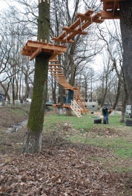 Наприкінці весни в Іршаві відкриють перший у Закарпатті мотузковий парк – 03