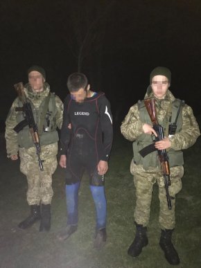 Хлопці намагалися переправити контрабанду річкою – 01