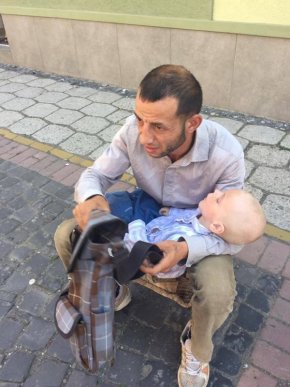 У Мукачеві чоловік жебракував із майже бездиханною дитиною на руках, в якої вже були конвульсії ніжок – 01