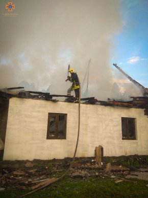 На Закарпатті загорівся житловий будинок – 02