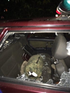 Під час патрулювання поліцейським палицею побили службову машину – 02