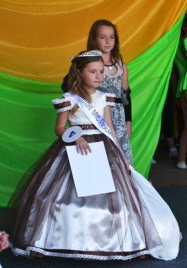 У Тячеві визначили найгарнішу дівчину міста – 11