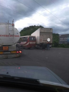 На виїзді з Мукачева автобус не розминувся з вантажівкою – 02