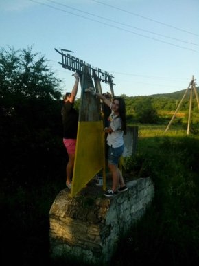У Бобовищі активісти пофарбували вказівник у кольори національних барв (ФОТО) – 02