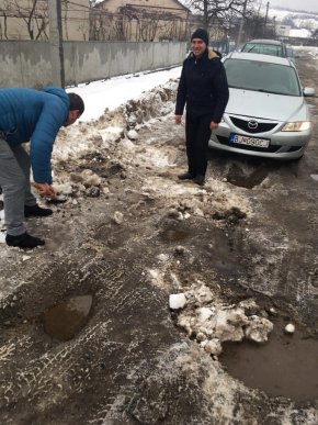 На Закарпатті після суспільного розголосу голова села пішов засипати ями на дорозі – 07