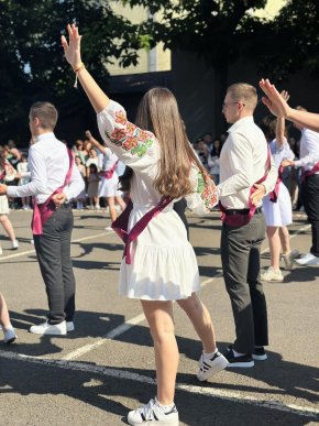 У школах Мукачева пролунав останній дзвоник для учнів 11 класів – 05