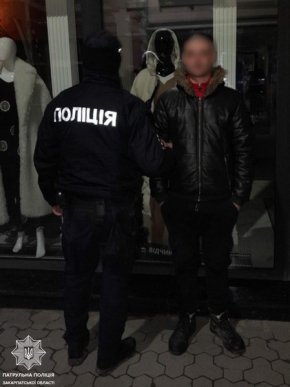 На вулицях Ужгорода і Мукачева виявили кількох чоловіків, у яких були наркотики – 03