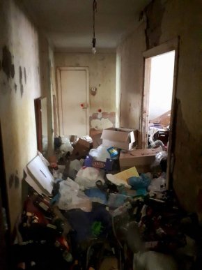 Ужгородці скаржаться на жінку, яка перетворила свою квартиру на сміттєзвалище, – соцмережі – 05