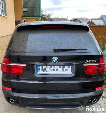 Обшуки у закарпатському селі: правоохоронці навідались до очільника злочинної банди – 04