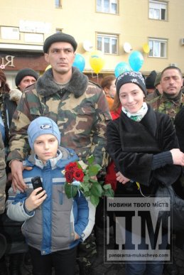 У Мукачеві з оплесками зустрічали героїв-бійців 128-ої бригади (ФОТОРЕПОРТАЖ) – 34