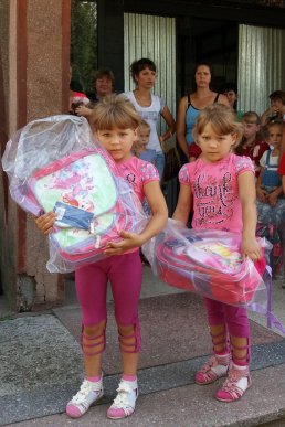 Першокласники із 12 сіл Тячівщини отримали шкільні ранці та приладдя – 05