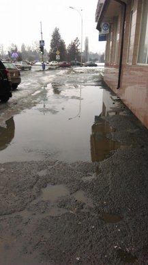 Тротуари Ужгорода залиті водою, людям пересуватись дуже важко – 07
